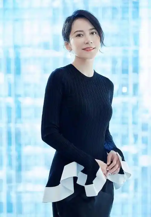 俞飞鸿黑色look套装连衣裙穿搭,显小20岁,时尚又减龄的穿搭技巧_气质