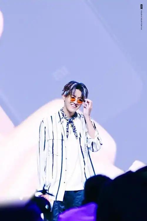 吴亦凡出席小米发布会穿了一件看上去很热的条纹衬衫