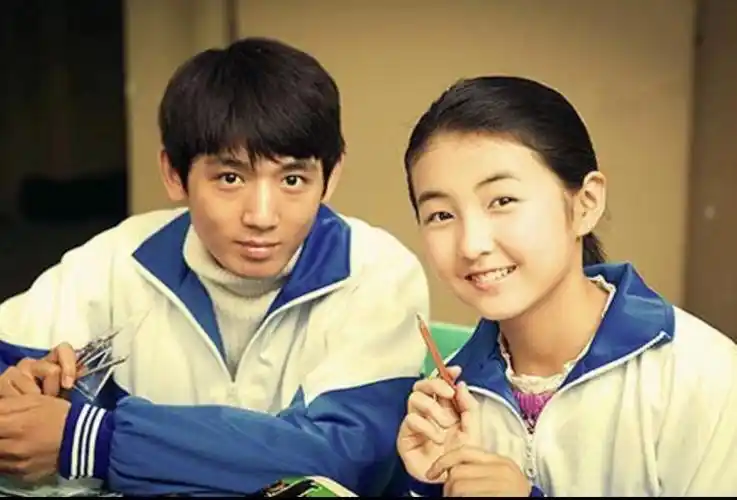 "明天你是否会想起,昨天你写的日记;明天你是否还惦记,曾经最爱哭的你