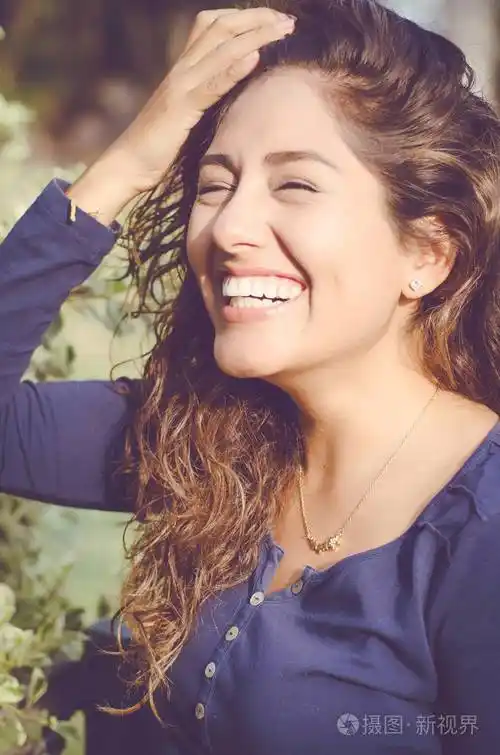 闭上清晨微笑的漂亮女人的肖像