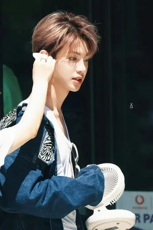 黄明昊seeyou期遇#黄明昊个人写真阳光下的美少年