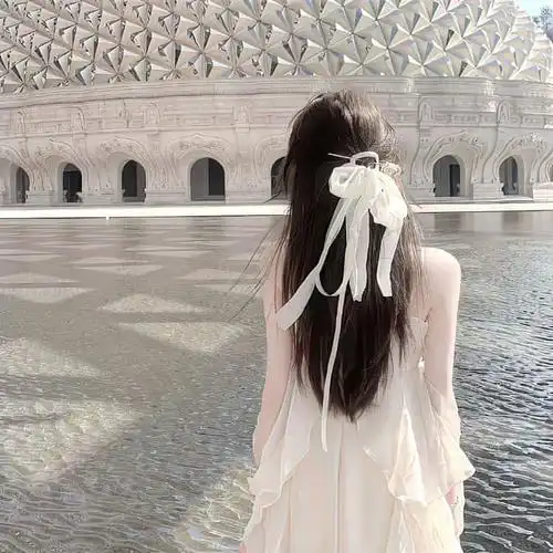 头顶戴白色蝴蝶结的女生背影头像 温柔女生真实照片头像图