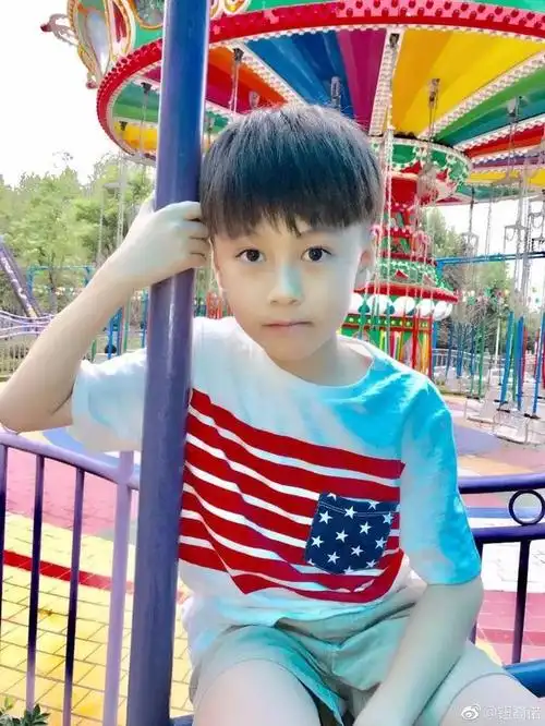 这个长相帅气,声音特别的男孩才11岁,却每天被200万 网友疯狂追捧