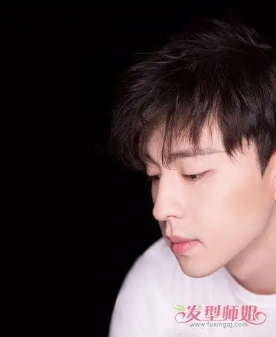 今秋男生梳刘海剪碎打薄才潮流男生全新碎刘海短发修颜效果超棒2