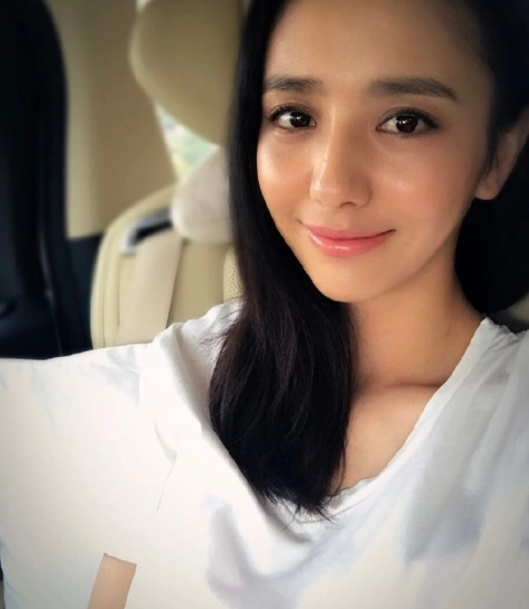 又黑又亮! 佟丽娅晒自拍网友调侃黑显健康