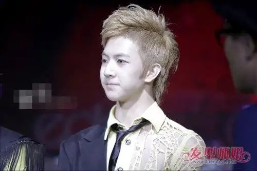 瘦脸男生剪斜刘海超级受欢迎两边铲青头发打造英俊潇洒风范