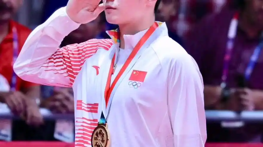 【樊振东】"男孩子敬军礼很帅"