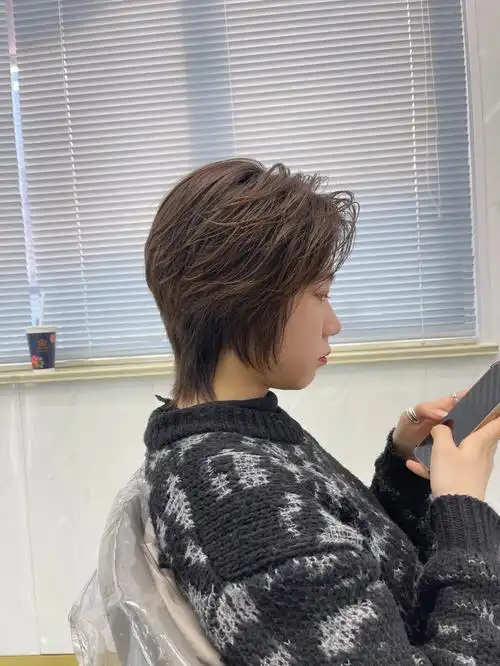 女生狼尾发,酷感狼尾发,一款非常火爆的个性发型,喜欢的小姐姐可以