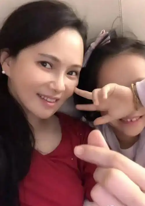 伊能静在台北街头与小米粒悠闲演绎亲子时光最近,伊能静从上海回到了