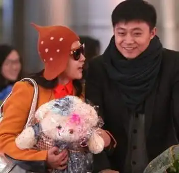 郝蕾挺大肚现身机场 小老公体贴搬运行李