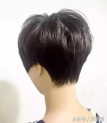 2018短发流行铲发脚干净利落很轻松让你走路都带风