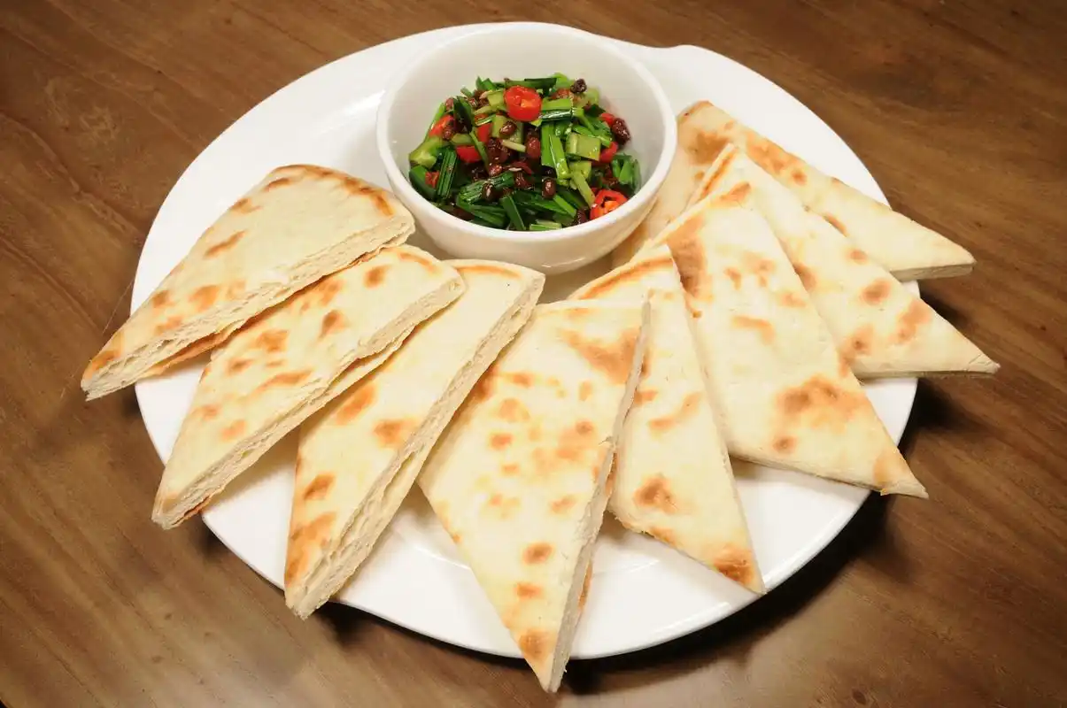 寿光虎头鸡是寿光传统特色菜,已有几百年的历史,是寿光人民招待贵宾和