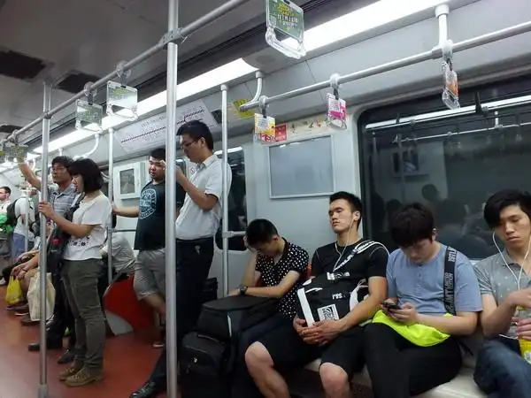 (纪实实拍组图)地铁众生相