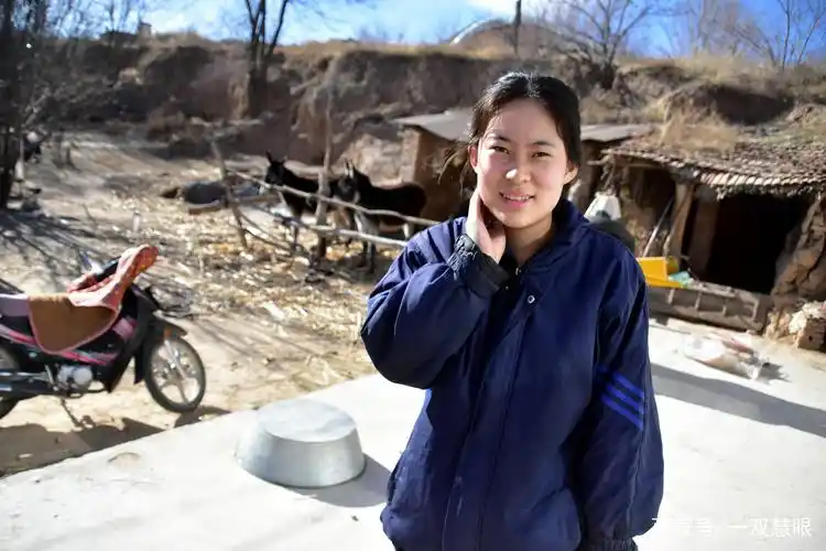 贫困山区女大学生,寒假打工给自己挣学费,年关回到家里大喜过望