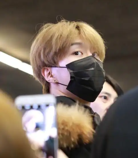 范冰冰弟弟范丞丞戴口罩低调现身机场,粉丝每叫他一下都低头鞠躬