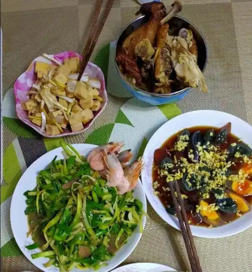 幸福就是一起吃饭文案(家庭小聚餐的简短说说)_八零一句子