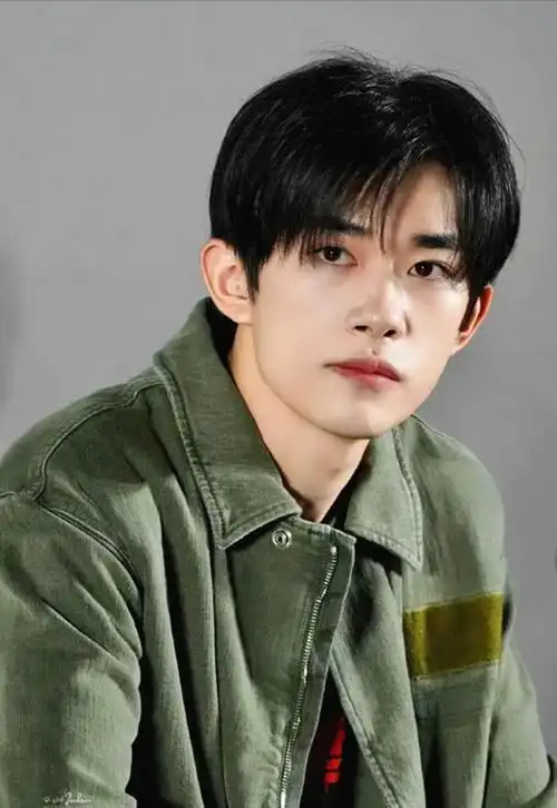 易烊千玺的照片帅气21岁易烊千玺好帅