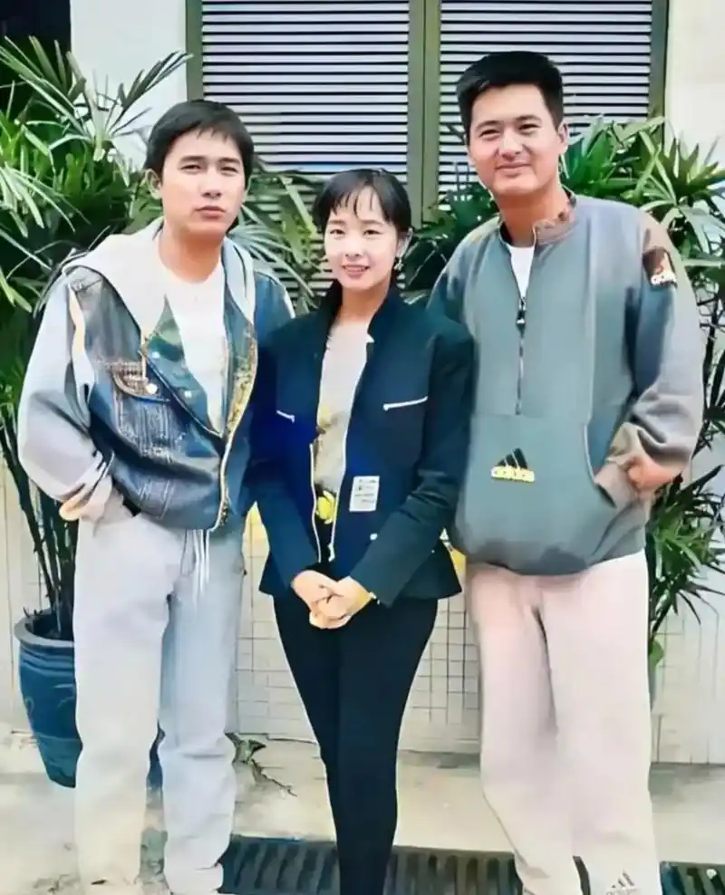 80年代,周润发,梁朝伟和一名女演员一起拍的合影,大家认识她吗?