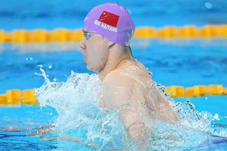 成都大运会游泳男子200米蛙泳覃海洋夺冠