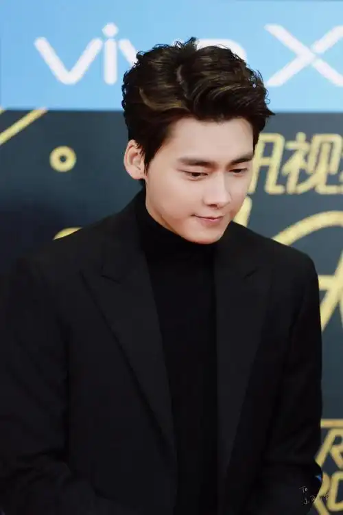 挑战每天按相册顺序发一张李易峰的照片