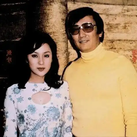 20岁嫩模与69岁谢贤相恋,12年后获2000万分手费,如今过得怎样?|马|甄