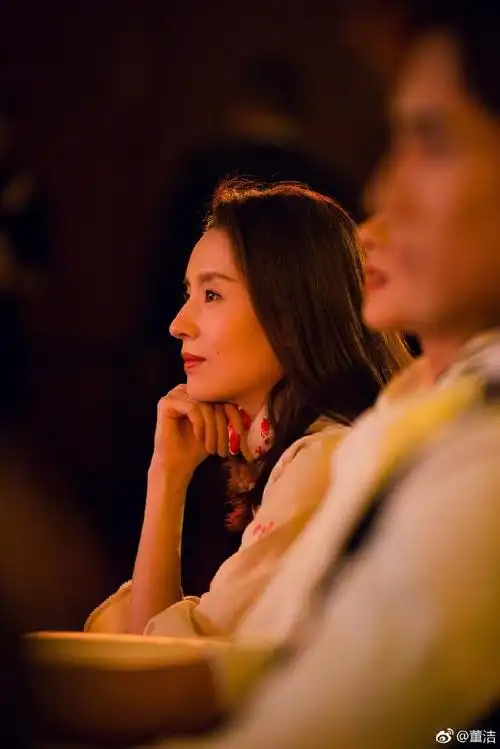 38岁的董洁与36岁的万茜,同穿中国风套装,网友:差别有点大_网易订阅