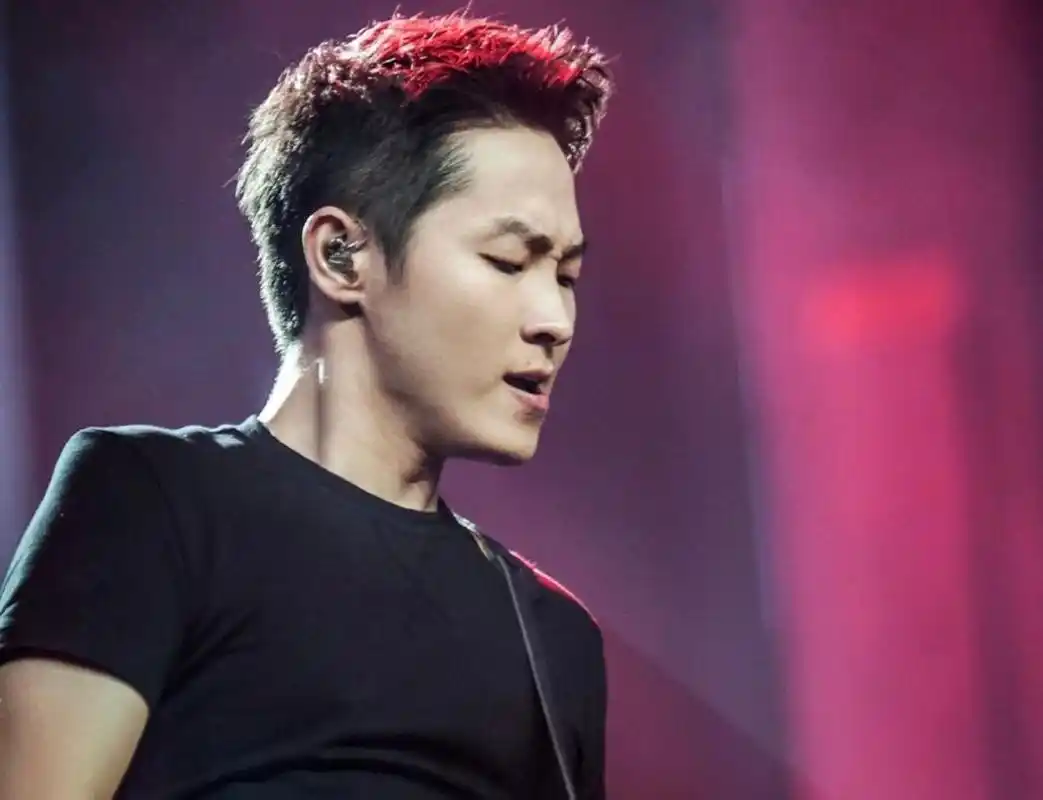 杨坤在直播中谈梁博,爆料他当年信了崔健的话,才取得如今的成就