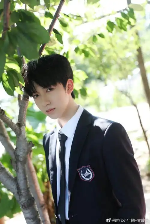 贺峻霖分享哭泣的游戏花絮照校服真的满满的校园气息