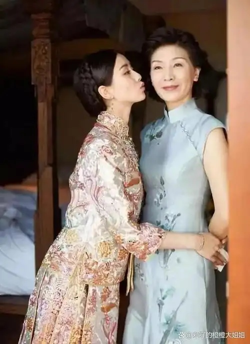 近日,一组吴奇隆和刘诗诗一家三口的全家福照片登上了热搜,但引起了