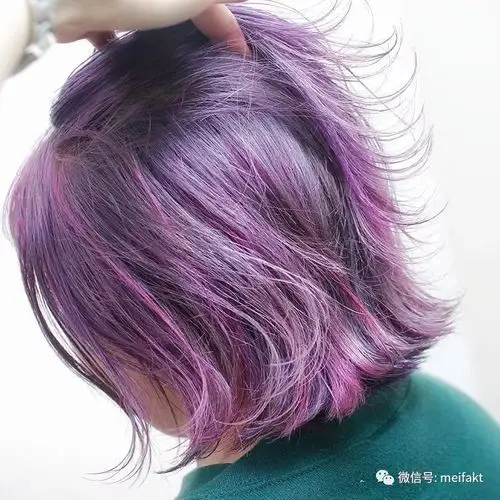 编织各种颜色将发丝赋予更浓郁的视觉感头发一散开或微风撩动时就能看