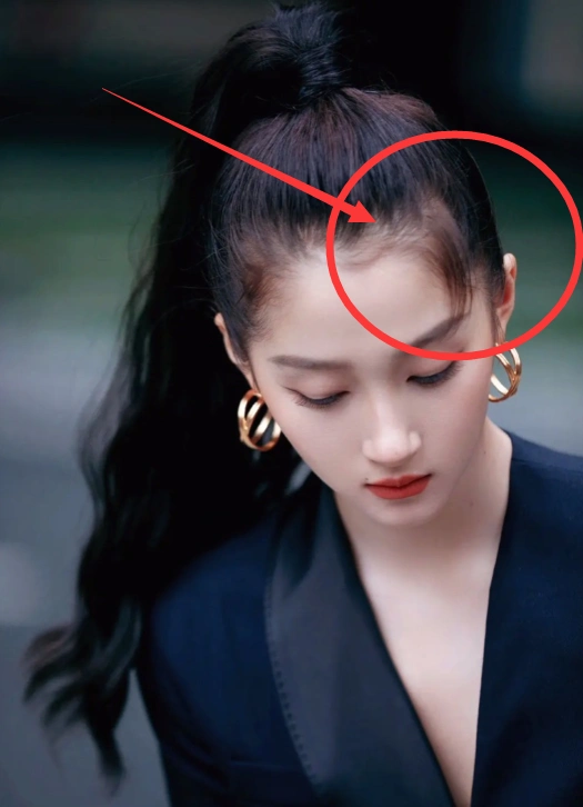 关晓彤扎高马尾发际线惊人,谁注意造型师咋替她遮挡的?被气笑了