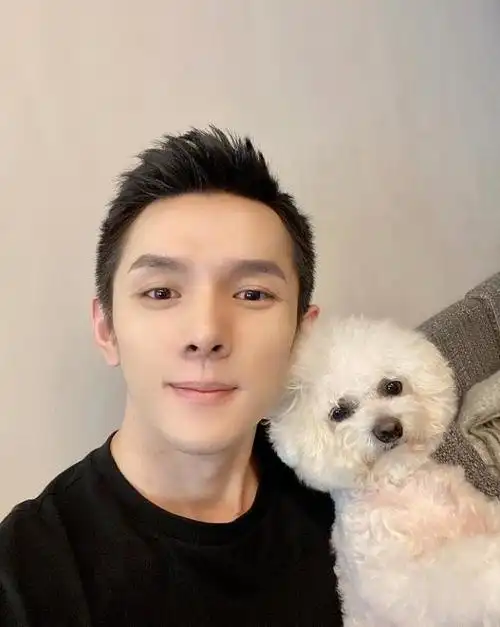 李佳琦停播一周做手术,躺病床上晒吊水照担心喊话:不害怕是假的