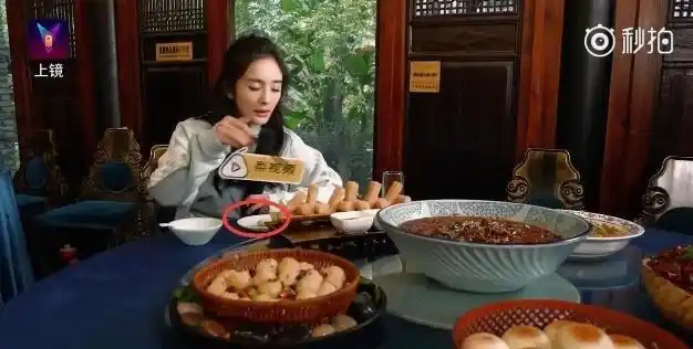 杨幂不用减肥也不要控制量吃饭身材还是这么好,吃货的你怎么看?