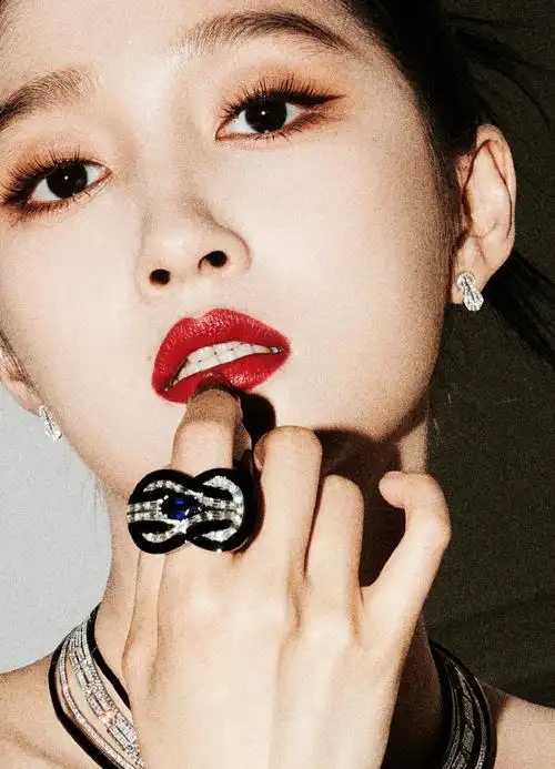 关晓彤戛纳##关晓彤戛纳黑色闪钻礼服