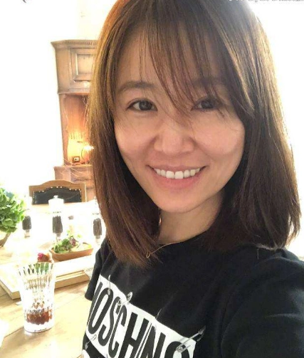 同是42岁,赵薇像风干的橘皮,而她保养得却像去壳熟鸡蛋!