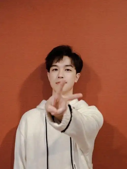 愿你的身后 总有力量 愿你成为自己的太阳.#cv倒霉死勒