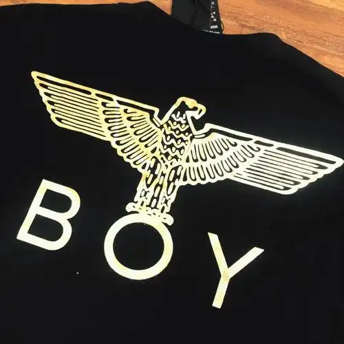 烫金的大logo大气简约,后领口的boy小标更是画龙点睛!