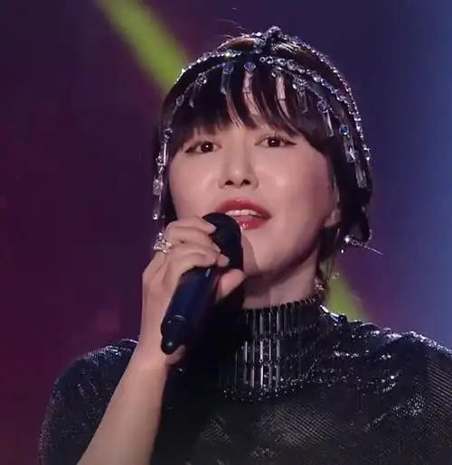 好事将近?谭维维穿长裙肚子明显微凸疑怀孕