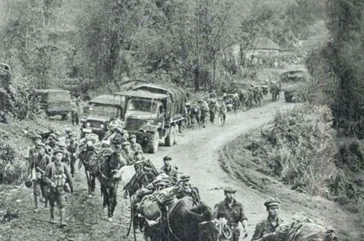 法卡山战役:50天打退敌军数十次反扑,幸存者战后相拥而泣