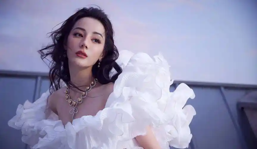 迪丽热巴登《费加罗》十二月封面,粉红抹胸宛若神女降临,太美了