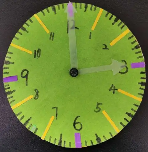 "我是小小设计师"—延职附小一年级六班数学创意钟表制作活动