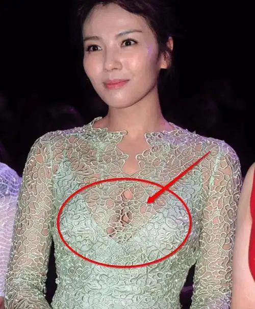 刘涛穿深v礼服遮不住很透都看到了奶瓶网友好球好大