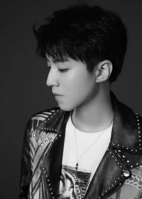 王俊凯侧拍#感受下王俊凯侧颜杀～完美的侧脸 精致的轮廓太优越了