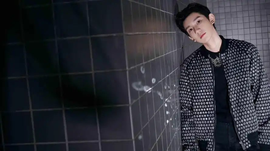 王源黑色钻光夹克酷帅写真