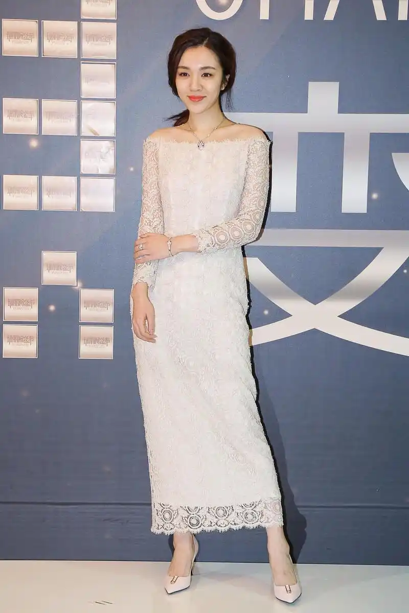 王晓晨越来越有女神范,穿一件白色蕾丝连衣裙,仙女气质十足