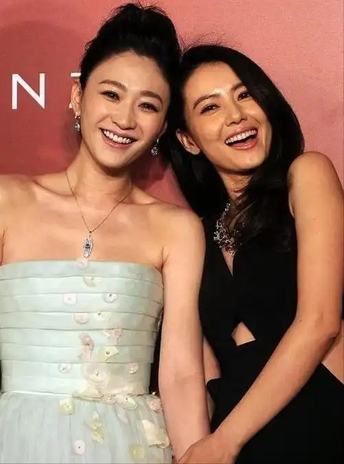 对比才知道李小冉有多美!肤白貌美太吸睛,连高圆圆都被抢了风头