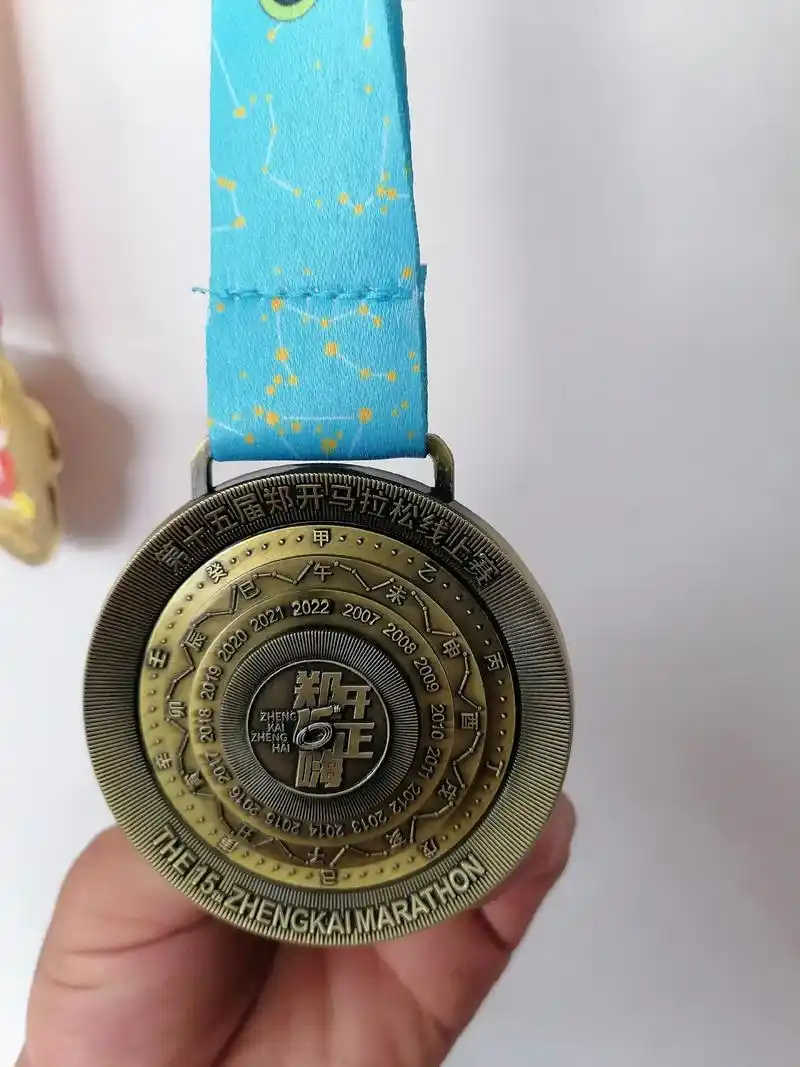 郑开线上马拉松奖牌真的可好看,0000弄个牌兄弟都请客98都 - 抖