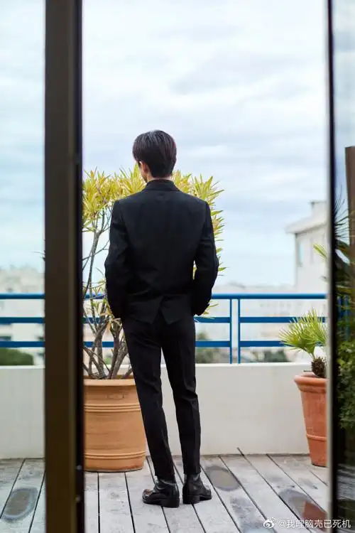 易烊千玺黑西装插兜背影照#易烊千玺黑西装插兜背影图有,是帅气气场