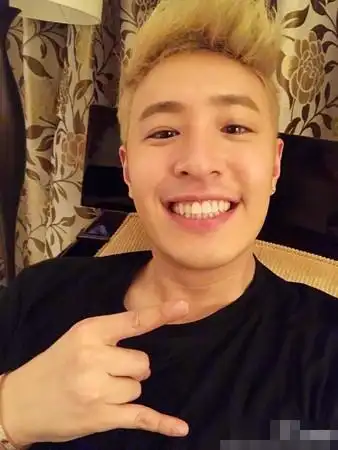 潘玮柏戴了块1300万的名表 简直是手上扛了个豪宅