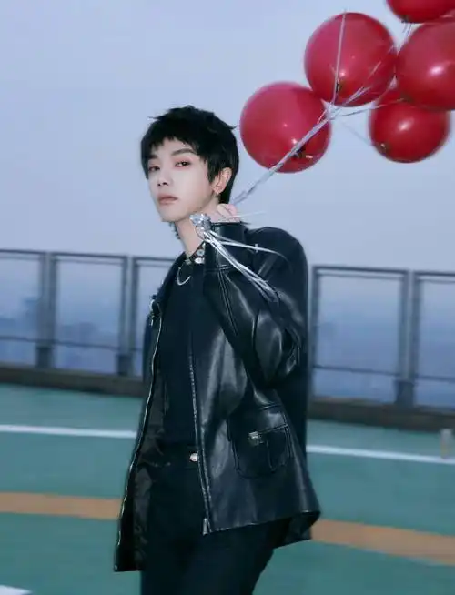 最后送上一套华晨宇最新壁纸~x-manfo杂志创刊号封面大片也邀请了